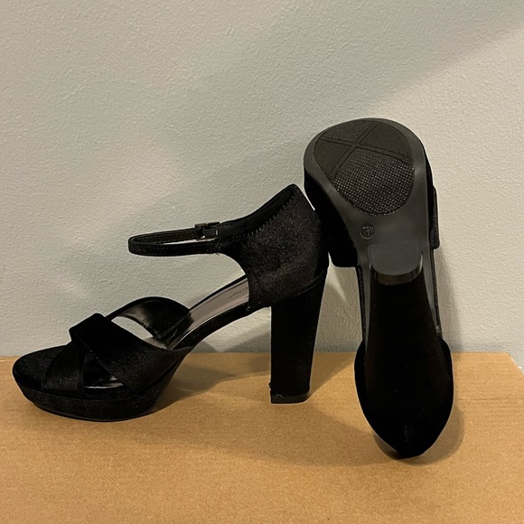 Torta Caliente Black Velvet Heels - Picture 2 of 3